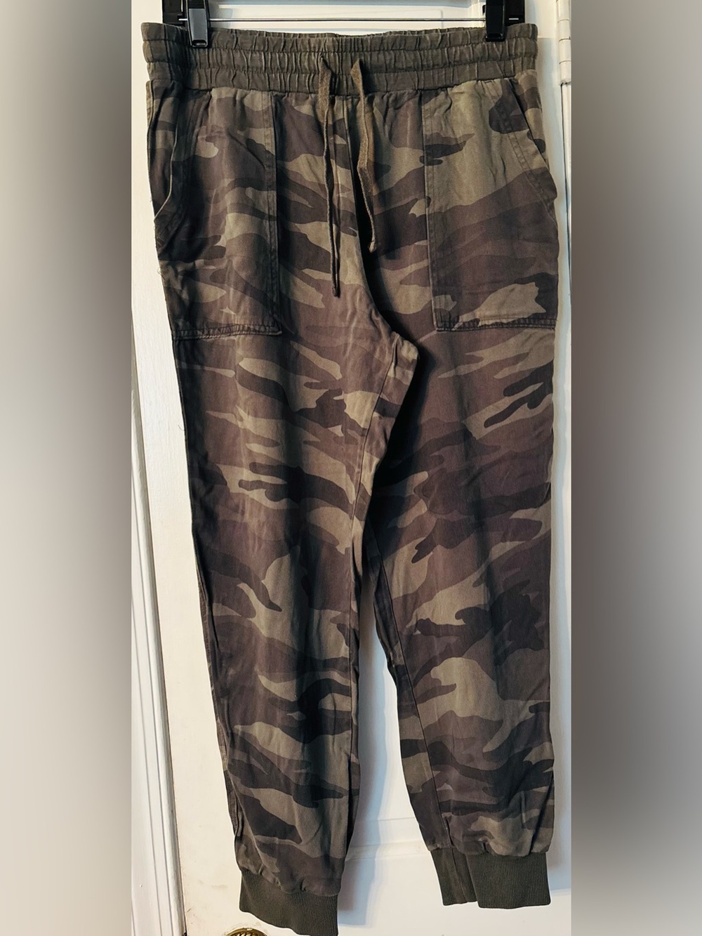 Splendid Women’s Camo Cargo Joggers in Olive and Dark Green size Medium